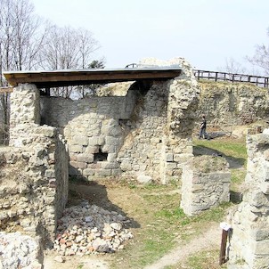 zbytky břitové věžice, V pozadí vyhlídka na hradním paláci