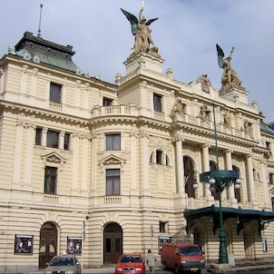 Na Vinohradech, Divadlo často měnilo své jméno: v letech 1929 - 44 patřilo mezi Městská divadla pražská, 1944 - 45 Divadlo J. K. Tyla, 1945 - 50 Městské divadlo na Vinohradech, 1950 - 66 Divadlo československé armády, od r. 1966 dosud Divadlo Na Vinohrade