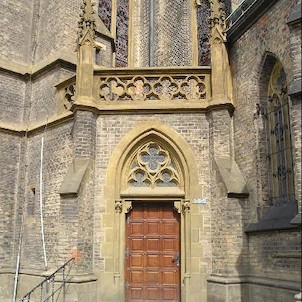 Kostel sv. Ludmily, boční vchod