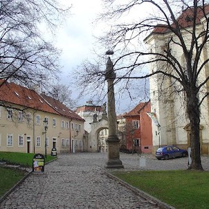 Strahovský klášter, nádvoří vlevo kostel sv. Rocha