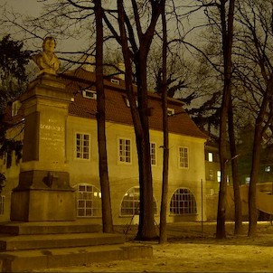 Dům Josefa Dobrovského - Werichova vila, Památník J.Dobrovskému před vilou a vila.