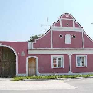 Nejstarší štít (1825), ale trochu příliš opravený