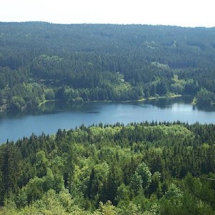 Pohled na přehradu z věže hradu Landštejn