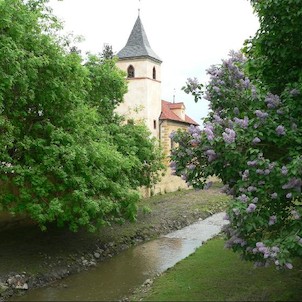 Před zámkem