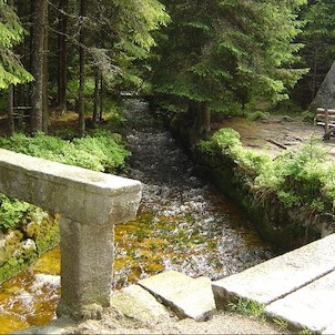 Rozvodí, U pomniku Josefa Rosenauera