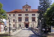zámek, vlevo tvrz