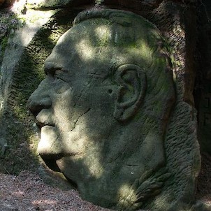 Foersterův reliéf, J.B.Foerster na skalním reliéfu od Karla Ochotného.