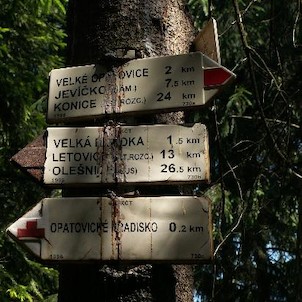 Bezručův reliéf - rozcestník, Rozcestník červené značky u Bezručova reliéfu.