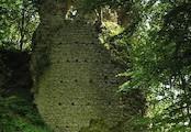 Kynžvart - hrad, zbytky věže při pohledu z hradního příkopu