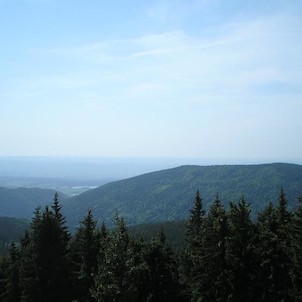 z rozhledny, hluboké údolí Bystřice, nad nímž se tyčí Vlčinec