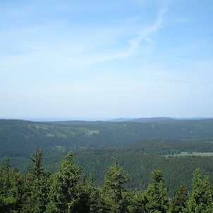 z rozhledny, Jelení hřbet vpředu, dále pak Tisovský vrch s rozhlednou, za ním Komáří vrch a Špičák (Kraslický)
