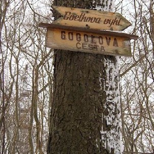 Tři kříže 5, Tři velké dřevěné kříže jsou podobenstvím biblické Golgoty, byly postaveny kolem roku 1640 jako výraz vítězné rekatolizace města a kraje, který byl předchozích 100 let oddán víře luteránské. Vrch je opředen četnými strašidelnými pověstmi o bl