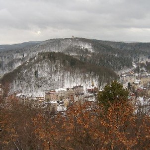 Tři kříže 15, Tři velké dřevěné kříže jsou podobenstvím biblické Golgoty, byly postaveny kolem roku 1640 jako výraz vítězné rekatolizace města a kraje, který byl předchozích 100 let oddán víře luteránské. Vrch je opředen četnými strašidelnými pověstmi o b