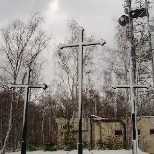 Tři kříže 29, Tři velké dřevěné kříže jsou podobenstvím biblické Golgoty, byly postaveny kolem roku 1640 jako výraz vítězné rekatolizace města a kraje, který byl předchozích 100 let oddán víře luteránské. Vrch je opředen četnými strašidelnými pověstmi o b