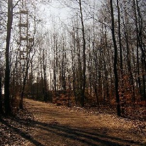 Tři kříže jaro 8, Tři velké dřevěné kříže byly postaveny kolem roku 1640 jako výraz vítězné rekatolizace města.