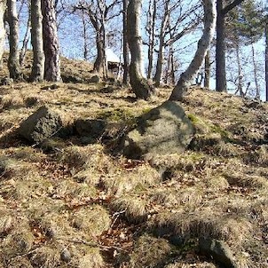 Tři kříže jaro 56, Tři velké dřevěné kříže jsou podobenstvím biblické Golgoty, byly postaveny kolem roku 1640 jako výraz vítězné rekatolizace města a kraje, který byl předchozích 100 let oddán víře luteránské. U Tří křížů stávala restaurace a zvláštní alt
