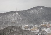 3kříže 3, Tři velké dřevěné kříže jsou podobenstvím biblické Golgoty, byly postaveny kolem roku 1640 jako výraz vítězné rekatolizace města a kraje, který byl předchozích 100 let oddán víře luteránské. Vrch je opředen četnými strašidelnými pověstmi o bludi