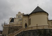 Zámeček Doubí, První písemná zmínka o zdejší tvrzi pochází z roku 1369, kdy Doubí patřilo mezi královská léna hradu v lokti a působil zde loketský man. rytíř Frencl z Dubu. V období husitských válek zde pobývali loupeživí rytíři. V 16. století byl hrad pr