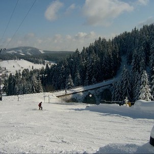 Pohled ze sjezdovky nad tratí