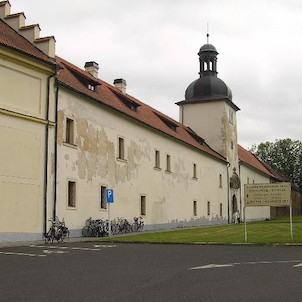 Klášter Teplá, pohled na vstup do kláštera od parkoviště