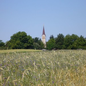Pohľad na dominantu dediny- rímskokatolícky kostol