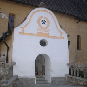 vchod do ochtinského kostola