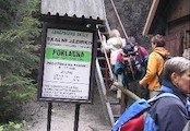 pokladna před vstupem k jezírku