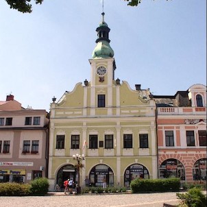 stará radnice na náměstí, ve které je muzeum hraček umístěno