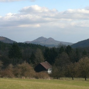 Pohled na hrad Bezděz od Dlouhého vrchu v Provodín