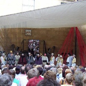 XV. benefiční koncert na velkém (dolním) nádvoří, 2007 - Mozartův Don Giovanni se sólisty a sboristy z ND a dalšími sólisty ze Státní opery Praha či libereckého Divadla F. X. Šaldy. Orchestr zastoupil klavír.