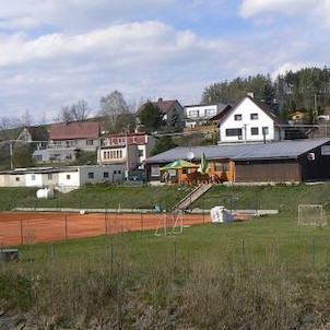 U tenisových kurtů