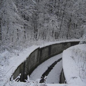 betonové koryto za hrází