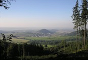 Výhled na zříceninu Starý Jičín při sestupu z vrcholu na Strážnici
