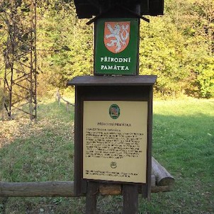 V Tiché u silnice před kaskádou