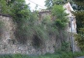 Hrabyně - zbytky zámku, Opěrná zeď a hospodářská budova