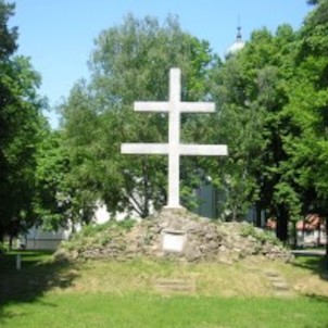 Dvojkríž v parku pri kostole