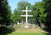 Dvojkríž v parku pri kostole