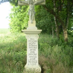 Kríž medzi katastrom Bábu a Rumanovej, pri ceste