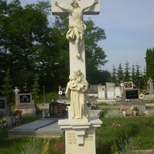 Centrálny kríž na cintoríne