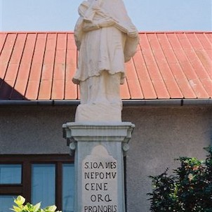 Socha sv. Jána Nepomuckého pri kostole