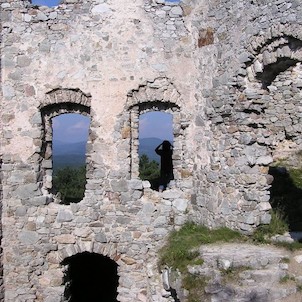 Zrúcanina hradu Hrušov, blízko J.Kostolian(foto P)