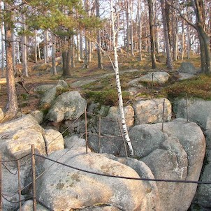 Smolný vrch, Pohled ze skal k vrcholu kopce