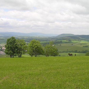 Pohled od kláštera, Vlevo Králíky