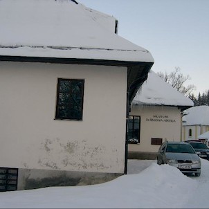 Muzeum Dr.Šimona Adlera, Muzeum Dr.Šimona Adlera je v osadě Dobrá Voda nad Hartmanicemi poblíž kostela sv.Vintíře a léčivého pramene vyvěrajícího v nevelké vzdálenosti od něj.