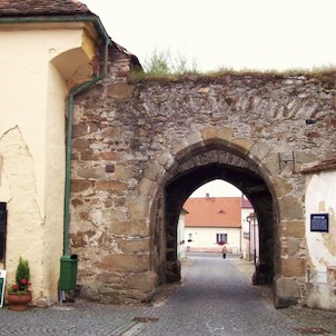 Jedna ze tří  dochovaných bran