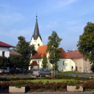 Náměstí s pohledem na kostel Sv. Jana Křtitele