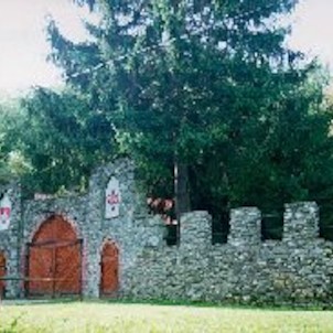 Lesní divadlo-Brána s cimbuřím a znaky