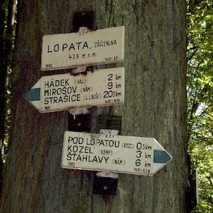 Lopata - rozcestí 2, Rozcestí u zříceniny Lopata, nachází se cca 300 m severozápadně od zříceniny (Rozcestí,které má název