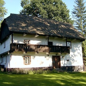 čp. 14, V Mítově se zachovalo několik cenných roubených staveb lidové architektury, mezi něž patří především dům s čp. 14 - roubený patrový mlýn s pavlačí a se zachovaným vnitřním zařízením, českou mlýnskou stolicí o jednom složení a mlýnským kolem, k něm