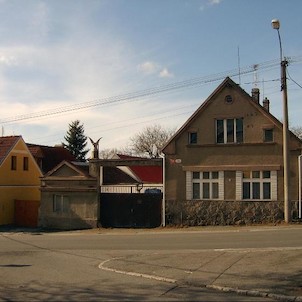 Vesnická památková zóna, Vesnická památková zóna. Rozsah památkové zóny v Červeném Hrádku je vymezen hranicí, která začíná na severu u p. č. 2, na severu pokračuje dále podél p. č. 5, 10, 12, 36, vede podél komunikace Červenohrádecká p. č. 737, kterou pře